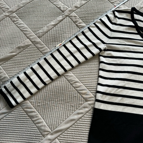 Cable & Gauge fine knit Striped V Neck Sweater w criss-cross neckline Sz S - Picture 5 of 8